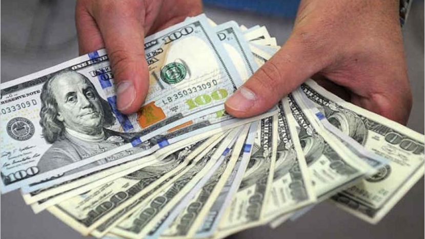 El dólar blue operó estable y cerró en $ 377