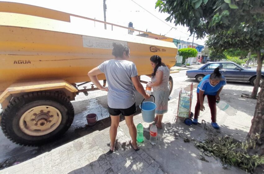  Sin agua en Concepción: vecinos reciben ayuda de los bomberos para abastecerse con bidones y botellas