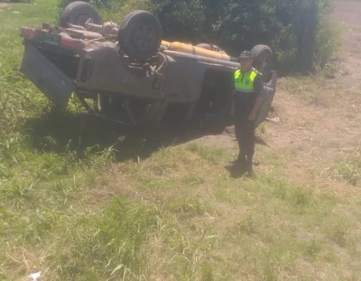  Ayer un hombre volcó su camioneta en el kilómetro 12 de la ruta provincial 329, en la localidad de La Trinidad, en Chicligasta.