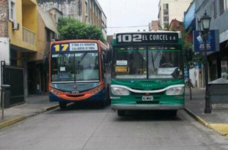 Violento asalto en un colectivo de la línea 17: atacó al chofer por la espalda