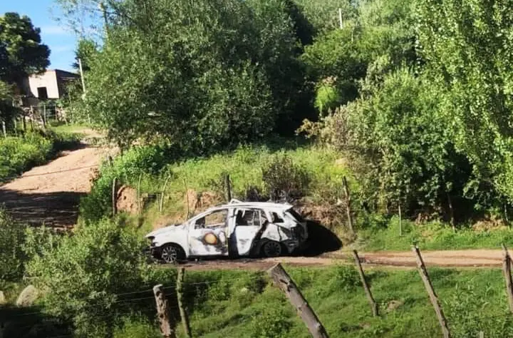  Crimen mafioso en El Mollar: hallaron a un hombre muerto a balazos al lado de un Volkswagen Suran incendiado