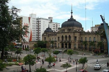 La desmayan para robarle el celular en la plaza Independencia