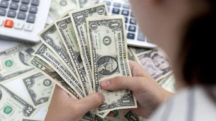  Menos demandado, el dólar blue bajó 20 pesos: qué pasa en el mercado cambiario