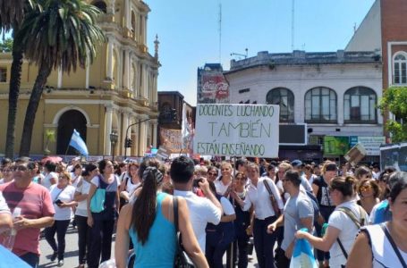 Paro en Tucumán: la marcha docente se concentra en la plaza Independencia