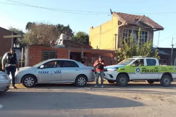  Le robaron el auto en la puerta de su casa y se lo plotearon de taxi con licencia de Banda del Río Salí