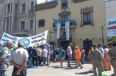 Los trabajadores de la construcción protestaron frente a la Federación Económica