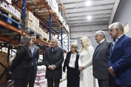 Jaldo visitó una empresa farmacéutica, que cumplió 61 años de servicio