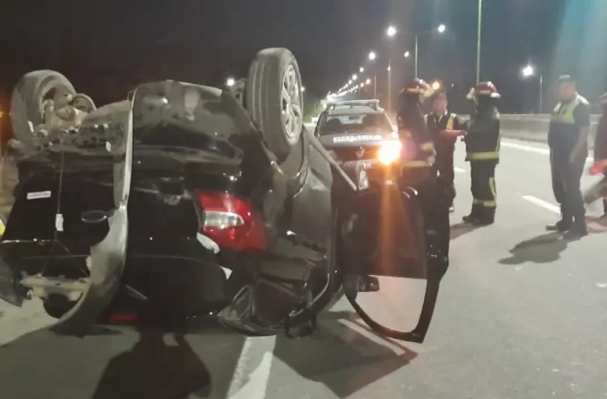  Choque y vuelco entre un taxi y un auto particular en la diagonal Leccese