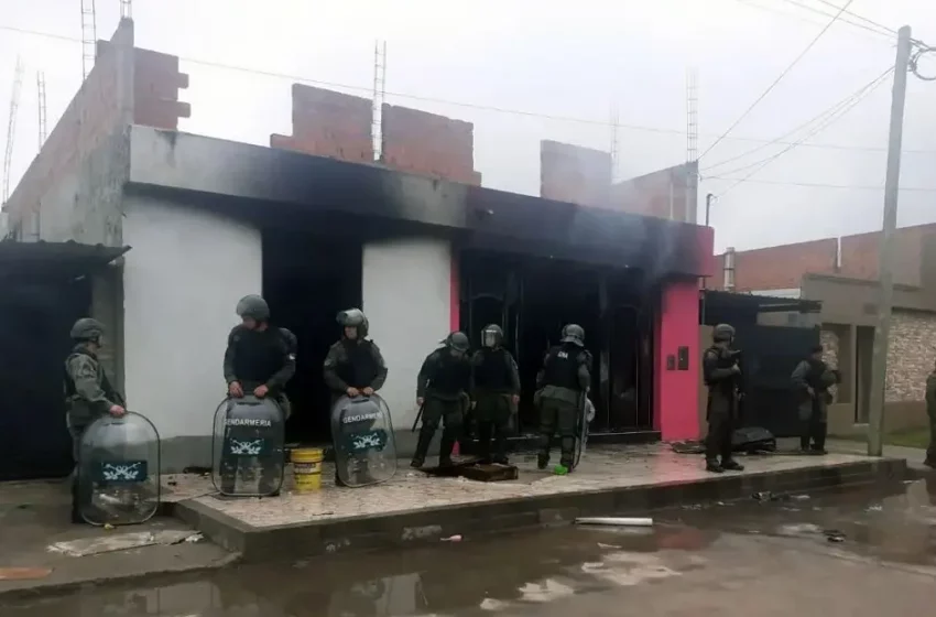  Detuvieron a seis gendarmes y a civiles en allanamientos ordenados por la justicia federal en Santiago del Estero