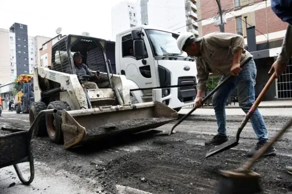  Arrancó el bacheo: volcarán 700 tn de asfalto para cubrir más de 700 baches gigantes en el área central de la Capital