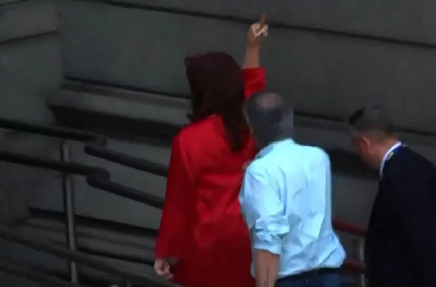  Cristina Kirchner hizo el gesto de «fuck you» al entrar al Congreso