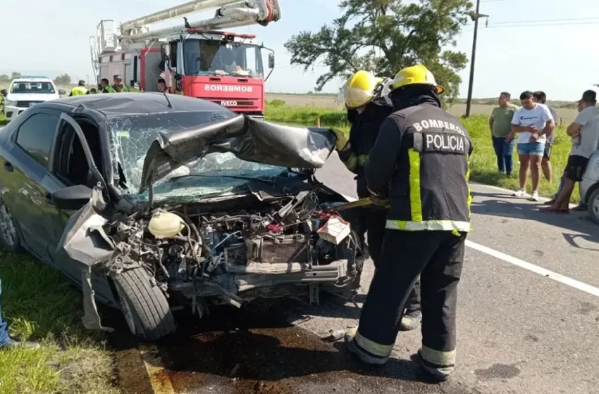  Dos autos chocaron de frente, uno de los choferes quedó atrapado y murió