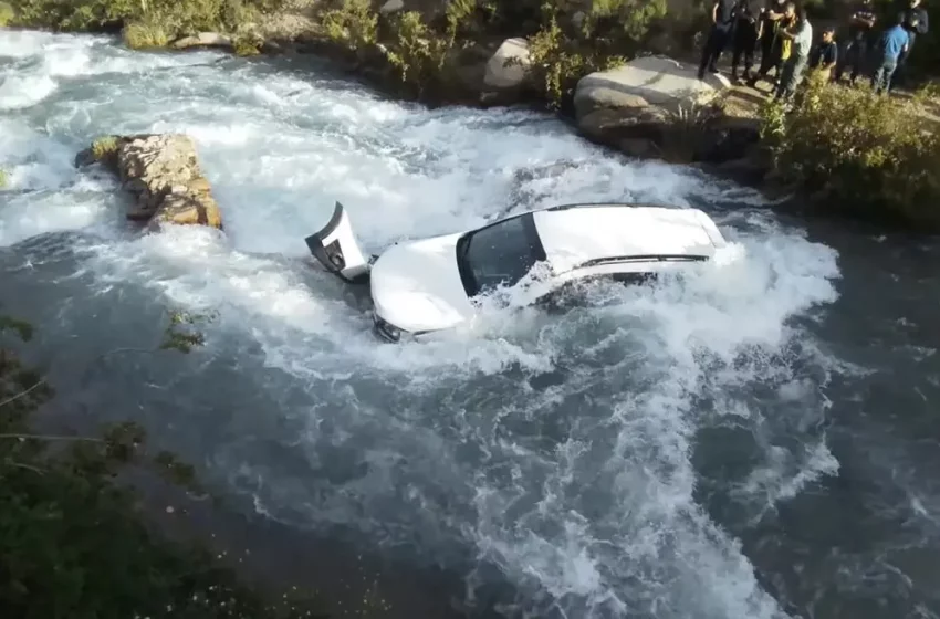  Tragedia en Mendoza: una joven turista murió luego de que el auto en el que viajaba cayera 7 metros hacia un arroyo