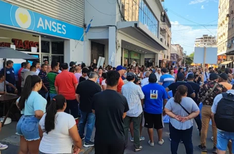 Protestan contra los despidos en Anses con un abrazo solidario y una radio abierta