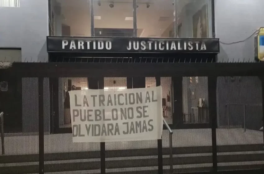  “La traición al pueblo no se olvidará jamás”: la curiosa consigna que apareció en la sede del PJ tucumano