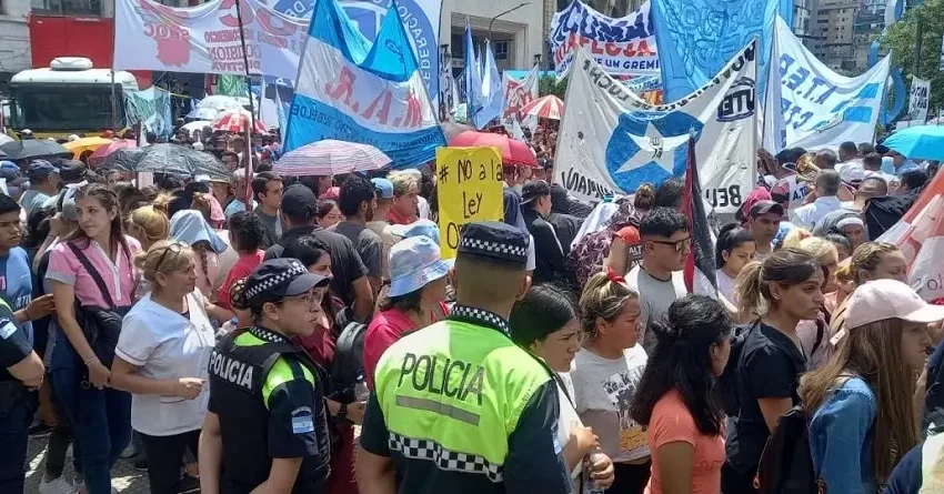  Paro general: agrupaciones sociales y sindicatos se manifiestan en Plaza Independencia «