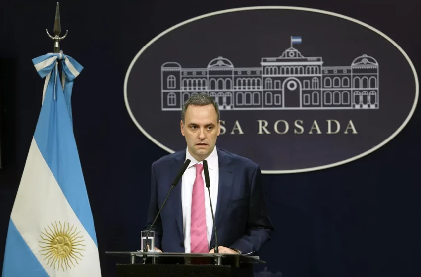  Adorni calificó a «Pepe» Albistur como «golpista de reposeras» tras sus dichos sobre el futuro del Gobierno