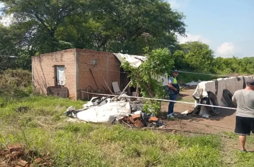  Investigan la misteriosa muerte de un hombre que fue encontrado por su vecino tapado con una colcha