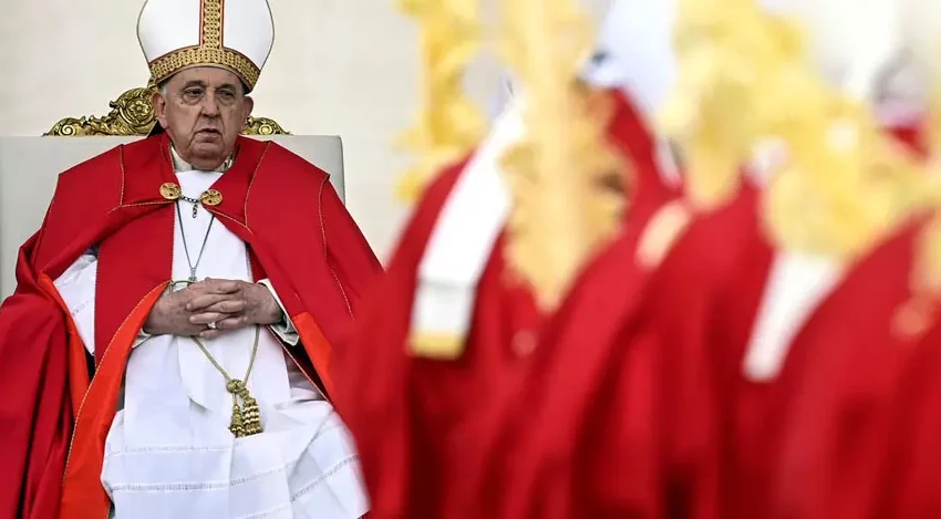  Un largo silencio del Papa en la misa del Domingo de Ramos reaviva los rumores sobre su salud