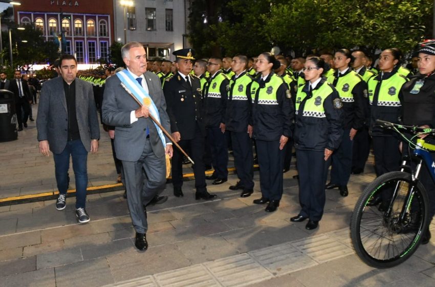  Jaldo tomó juramento a oficiales y entregó equipos para la Policía