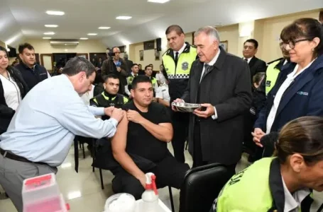 Continuando con los operativos de vacunación contra el dengue, el gobernador Jaldo participó esta mañana de la vacunación a las fuerzas policiales