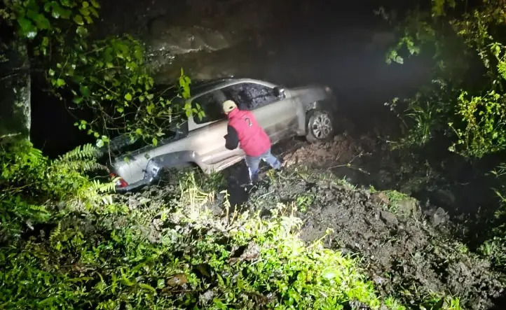  Perdió el control del vehículo y fueron a parar en el río Los Sosa