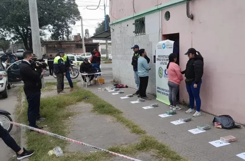  La policía detuvo a una mujer que llevaba 10 kilos de cocaína a bordo de un taxi