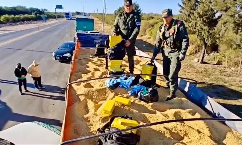  Detienen en Santiago del Estero un camión que llevaba cocaína oculta bajo la harina de soja