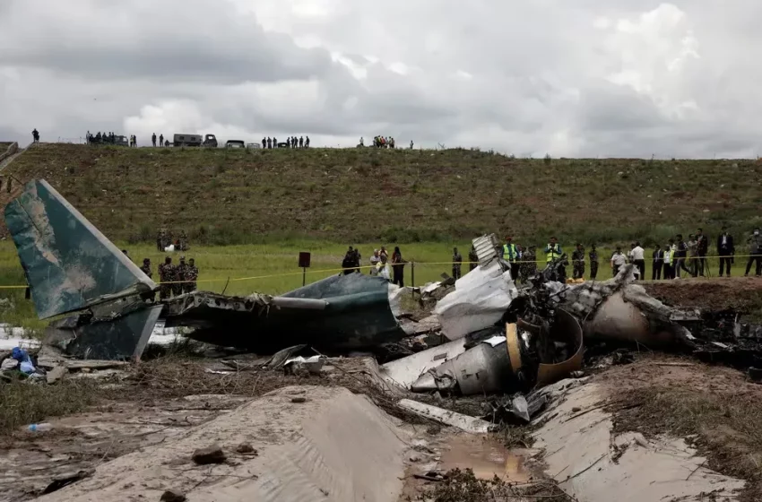  Tragedia en Nepal: un avión se estrelló segundos después de despegar y murieron 18 pasajeros