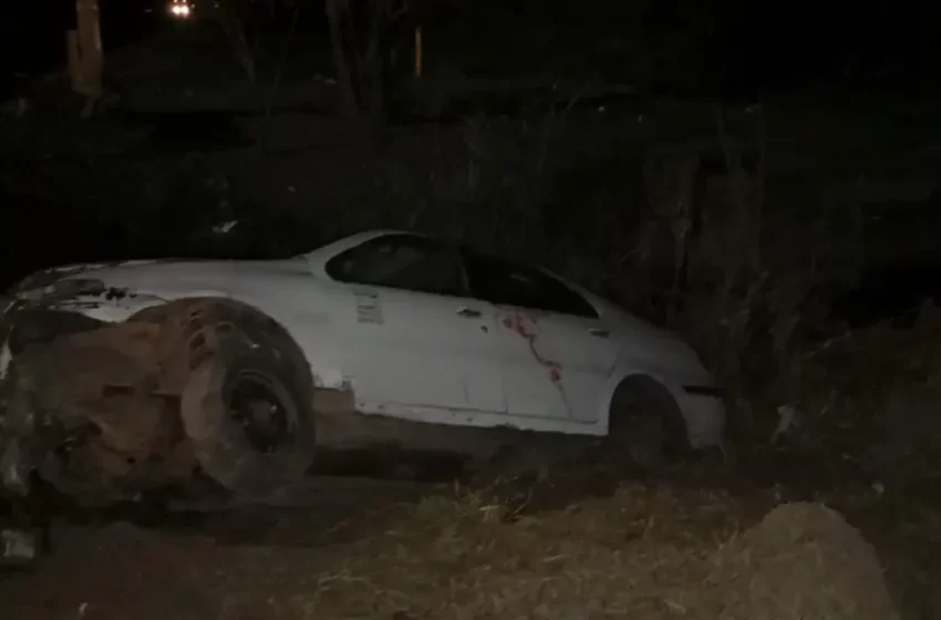  Perdió el control de su auto y terminó hundido en una acequia