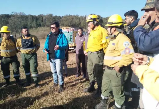  Continúa el combate contra el fuego en los Valles: «la situación está camino a ser controlada»