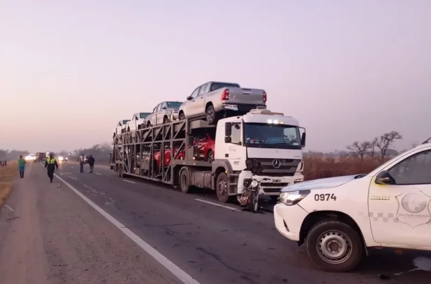  Un camión que transportaba vehículos chocó y mató a dos mujeres motociclistas en Simoca