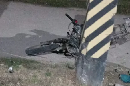 Un motociclista murió al chocar contra una señal de tránsito