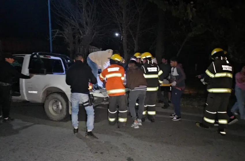  Un choque entre dos motociclistas causó enojo por la demora en la llegada de la asistencia médica