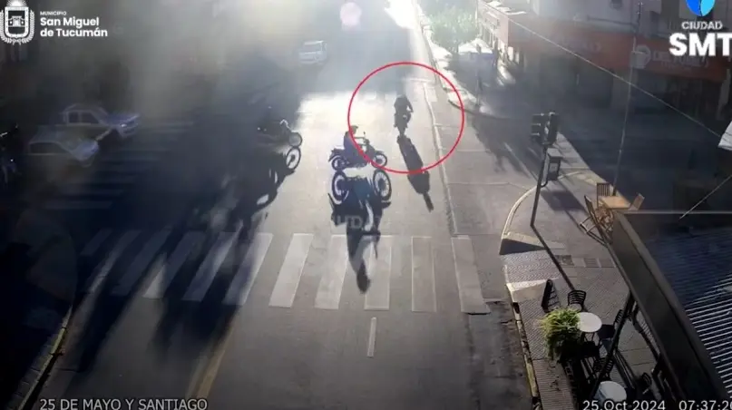  “No saben lo que es un semáforo”: dos motociclistas se estrellaron en la esquina de 25 y Santiago