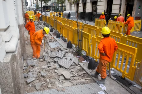 La participación de los trabajadores en la producción cae al 43,4% en el segundo trimestre de 2024, según INDEC