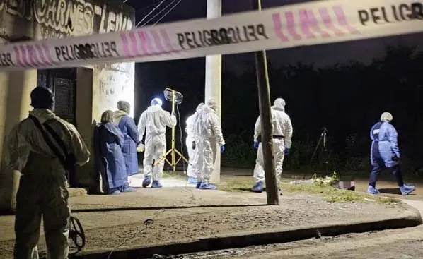  Un hombre fue asesinado de una puñalada en villa 9 de Julio y la Policía busca al homicida