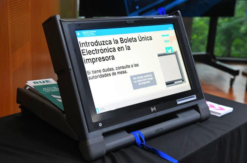  SE REALIZÓ EN LA LEGISLATURA UNA EXPERIENCIA DE SISTEMA DE BOLETA ÚNICA ELECTRÓNICA