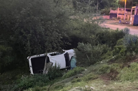 Una mujer destrozó su camioneta al volcar cerca de El Mollar y dos personas resultaron heridas