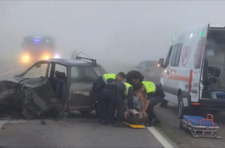 Dos autos quedaron destrozados tras chocar de frente cuando circulaban por la ruta 157