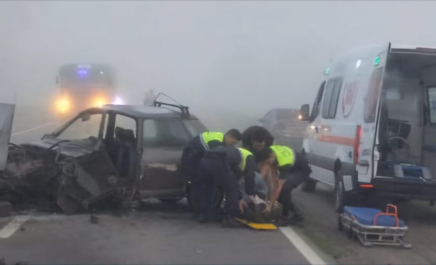  Dos autos quedaron destrozados tras chocar de frente cuando circulaban por la ruta 157