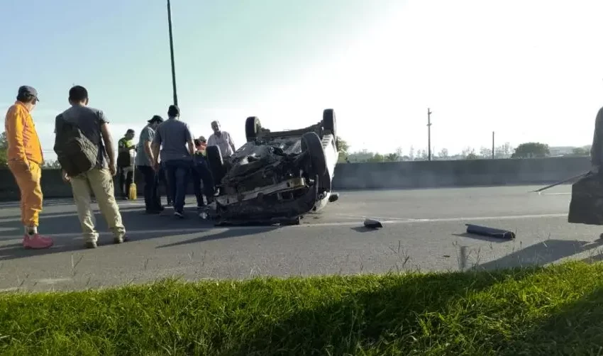  Accidente en la Diagonal a Tafí Viejo: volcó un auto en plena ruta