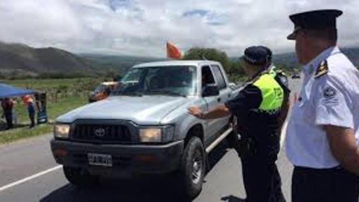  Suman 150 policías para mantener bajo control la diversión nocturna en los valles Calchaquíes