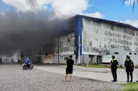 Todavía se desconocen las causas del grave incendio en el depósito de Mercado Libre en Tucumán