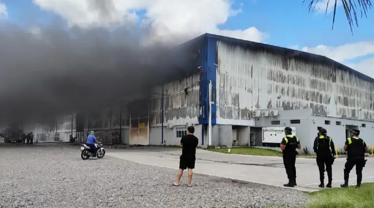  Todavía se desconocen las causas del grave incendio en el depósito de Mercado Libre en Tucumán