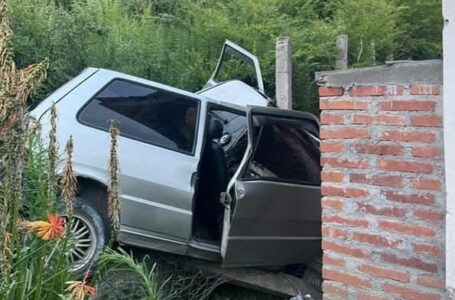 Auto se estrelló contra una casa y dejó heridos en el sur tucumano