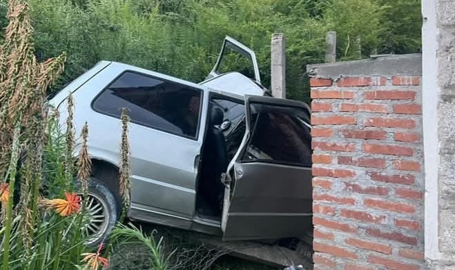  Auto se estrelló contra una casa y dejó heridos en el sur tucumano