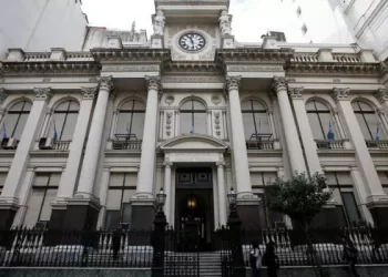 “Los fundamentos no cambian”: el Gobierno se repliega sobre su plan económico para evitar un impacto en los mercados