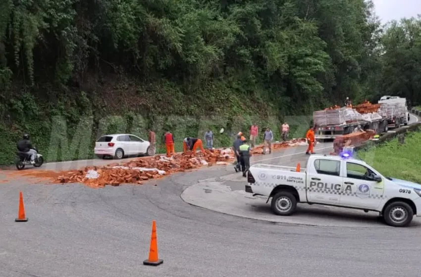  Un camión perdió su carga de ladrillos y desató un caos de tránsito en la ruta a Tafí del Valle