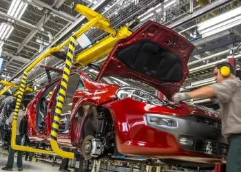 La producción automotriz cayó en marzo, pero el sector muestra crecimiento trimestral y reclama menor presión fiscal